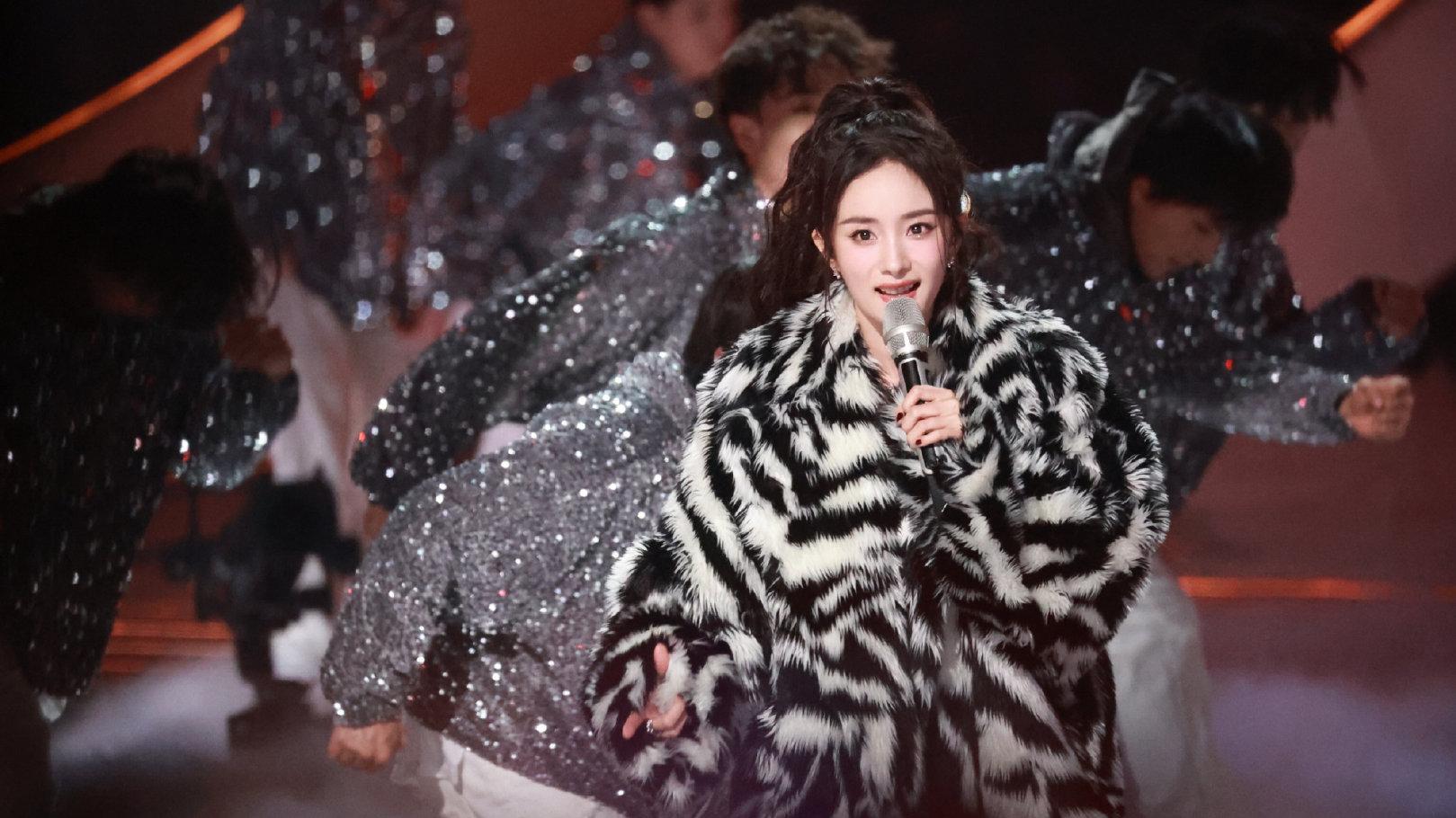 杨幂|杨幂跨年晚会摇滚甜心造型也太好看了吧，妥妥地女团门面担当