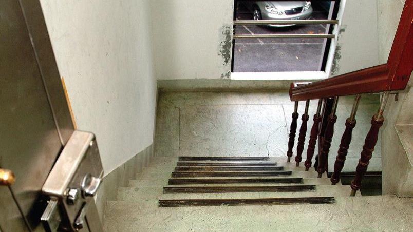 楼房风水：入户门直对下楼梯，有什么说法，怎么化解？