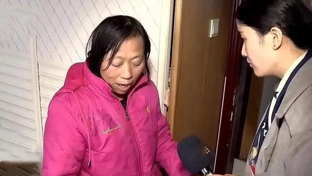 50岁大叔娶24岁媳妇，甘愿当上门女婿，为百万拆迁款下跪道歉