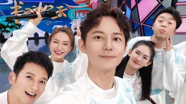 主持人|何炅入围金鹰奖男配角，却落选主持人评选，网友：芒果你还有心吗