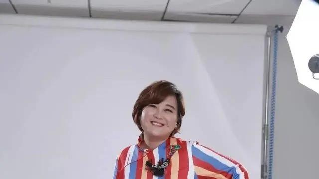 贾玲|贾玲还是挺敢穿的，大胆挑战紧身条纹开叉裙，虽胖却充满自信魅力