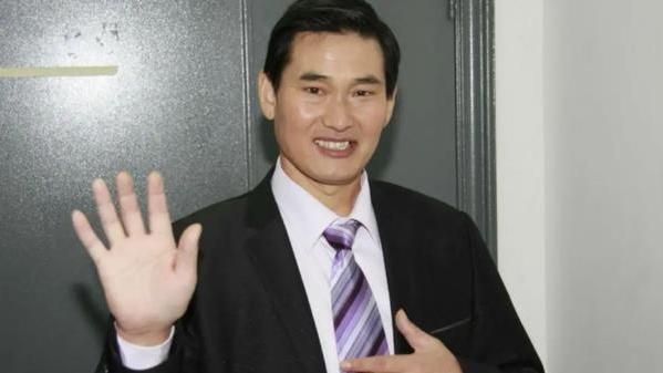 陈萌|陈萌秀钻戒名车200平婚房，陈亚男疑被解约，网友：肠子悔青了