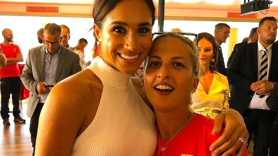 欧美明星|哈里梅根访德「甜蜜牵手走红毯」，现场挤满人潮「合影有求必应」