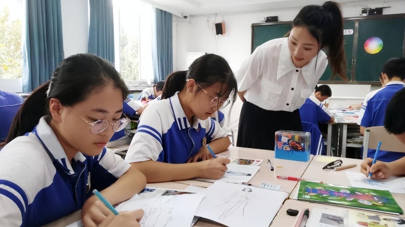 教师|本以为教师的工作足够体面，看完教师女友的工资条，男生沉默了