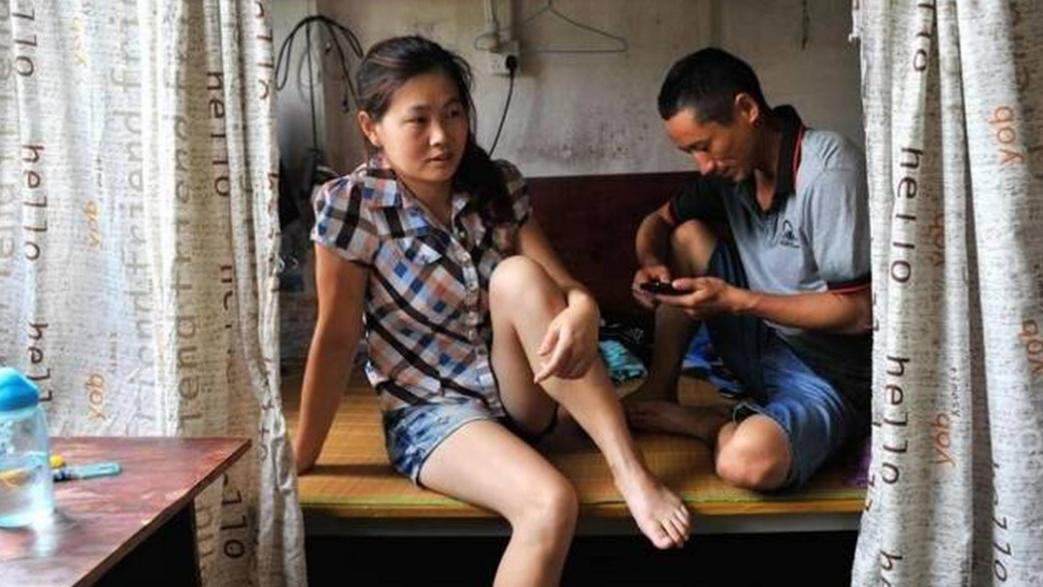 工地上，不少男女混住在一起，他们难道都不会尴尬吗？