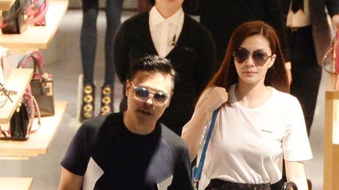 熊黛林|熊黛林夫妇逛街，二婚老公个矮一截不搭调，她在人群中好出挑