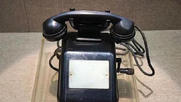 以前的手摇电话是怎样工作的呢？打给谁都是摇几下