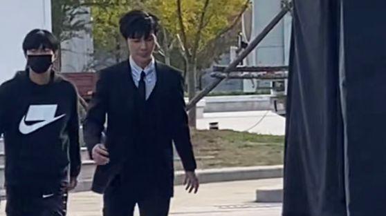 朱正廷|朱正廷在青岛街头拍戏，和女主四目相对还紧握肩膀，周围有不少人