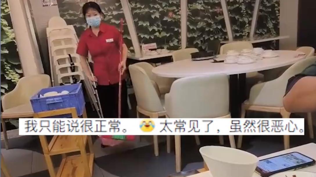 员工当顾客面把扫地垃圾倒进餐盘。网友：饭店老板得罪服务员了？