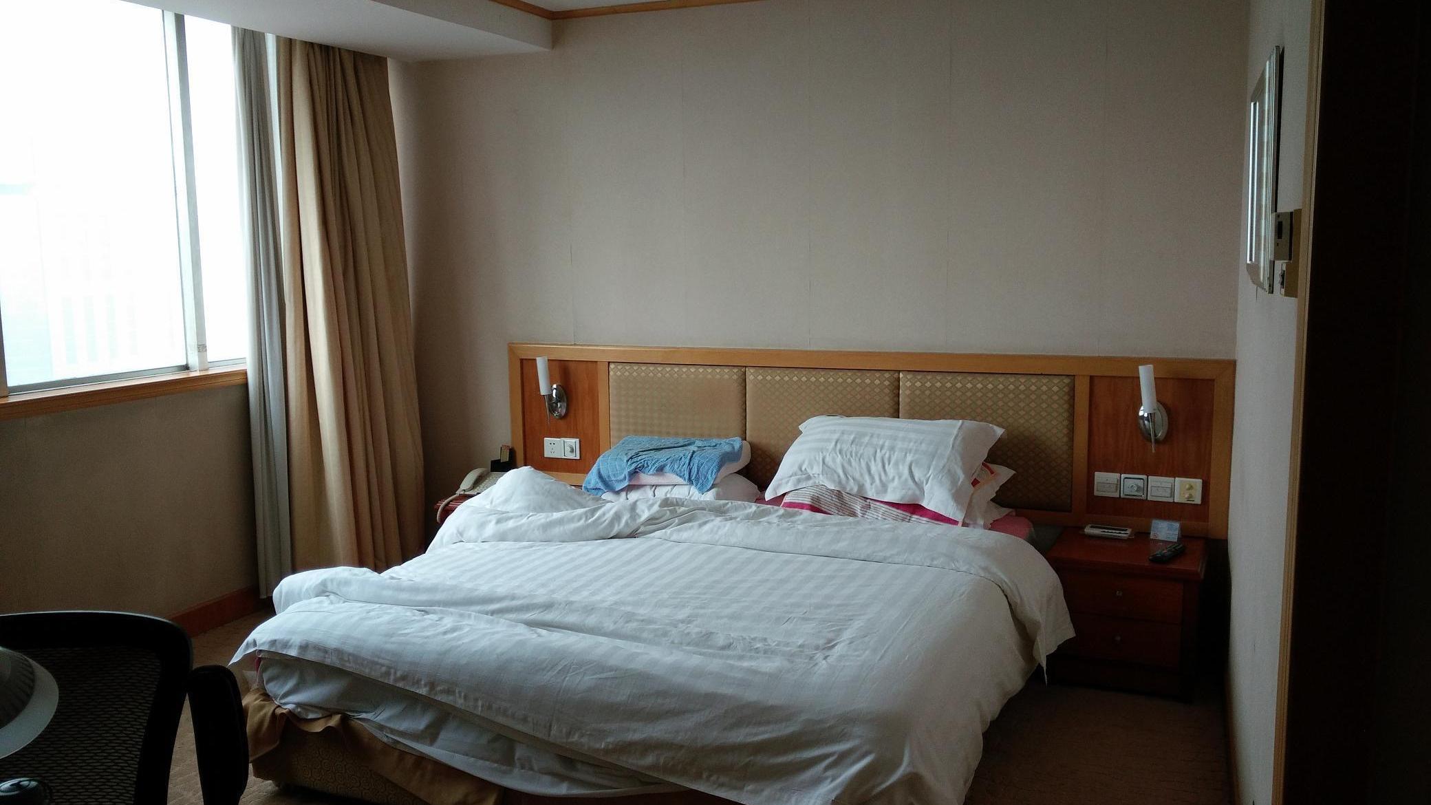 男子欲支付6千元与女服务员嫖娼被拒绝后，强行为之，被判刑四年