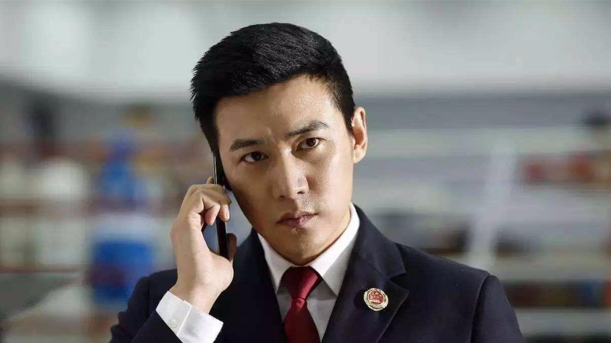 陆毅|陆毅鲍蕾夫妇坐高铁二人同时脚踩别人座位，不是一家人不进一家门