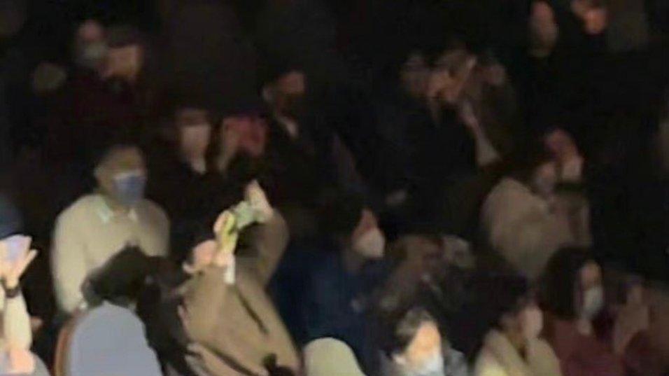 话剧|王一博和赖声川夫妇一起看话剧，这是作品上映不了靠捆绑？