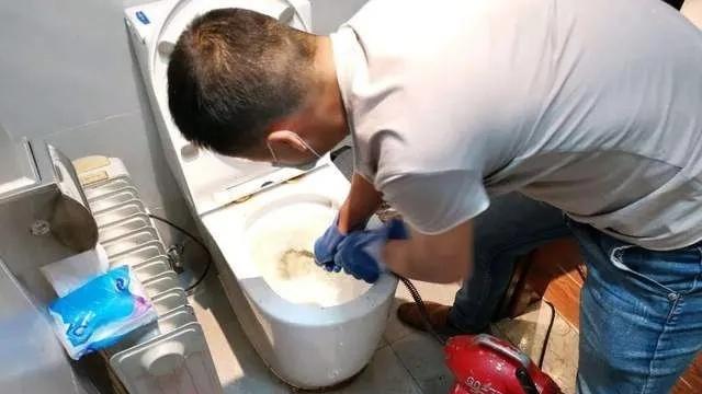 为什么中国的厕所要放纸篓，不直接把用过的厕纸直接冲掉？