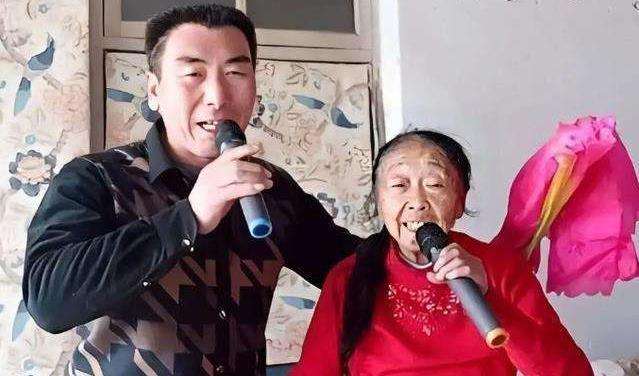 辽宁59岁老太，嫁27岁小伙，10年后她，提出离婚遭拒，如今两人生活怎样