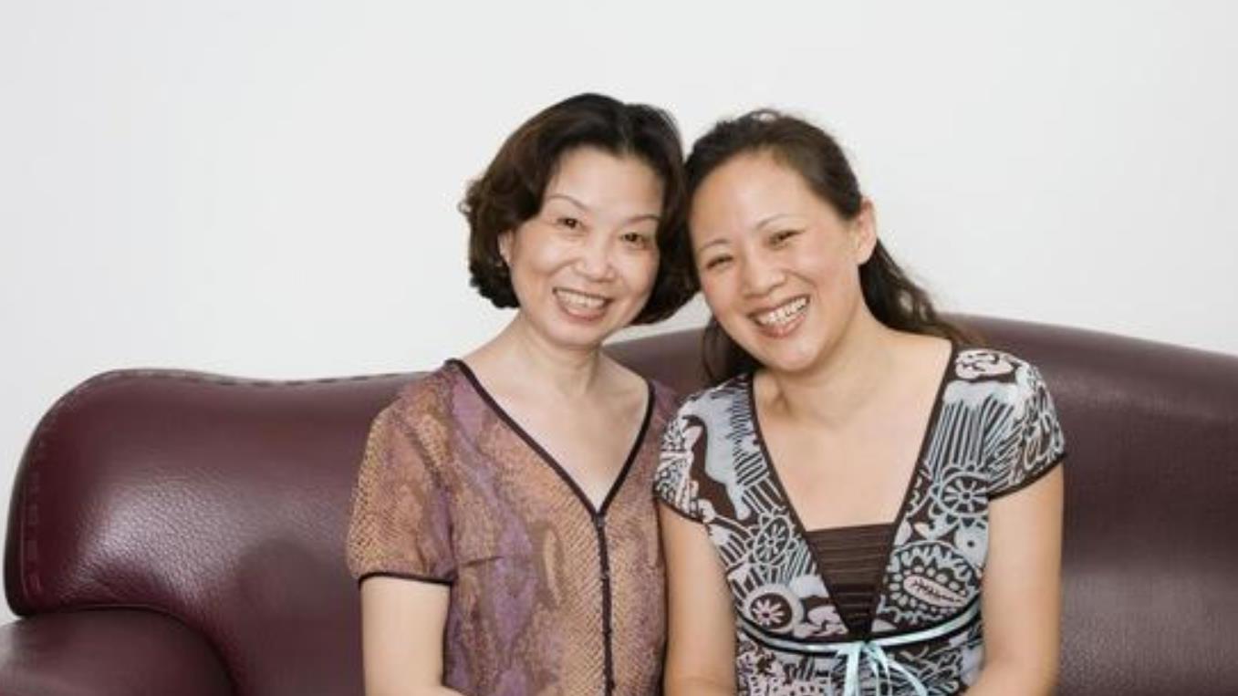 65岁大妈雇佣男保姆后，大妈：既不用生气，还可以享受生活，真好