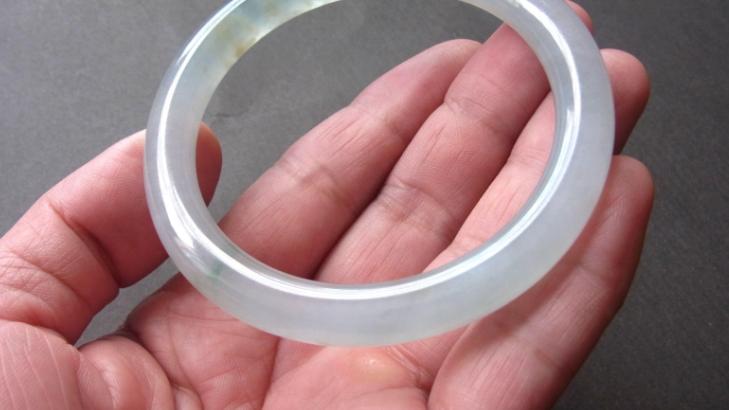 翡翠手镯|翡翠手镯摔碎了，先不要着急扔掉，用这个方法高度还原