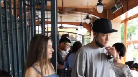 蒋劲夫|蒋劲夫在乡下学驾照浑身痞气，沉迷纹身气质大变，现靠送外卖维生