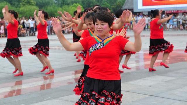 河北广场舞大妈暴打踢足球男孩，妈妈：给我儿子道歉！结局不尽人意