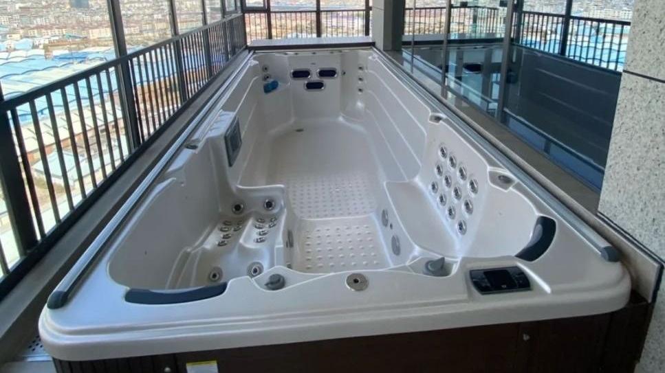 一家三口买下大平层，在270度的阳台里，放下超大泳池，太气派了