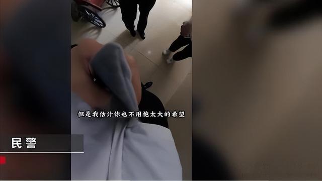 老人损坏摩托车态度嚣张，警方却告知对方有病难以赔偿，如何处理