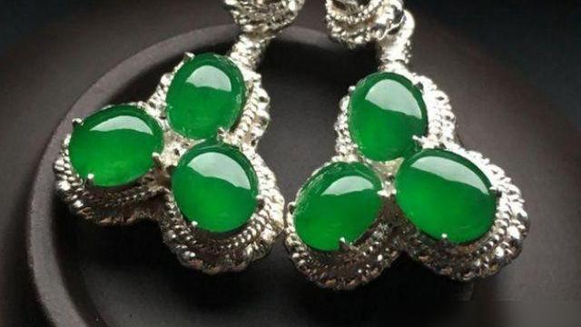 翡翠|翡翠耳环和翡翠耳钉，有什么区别呢？该如何去佩戴呢？