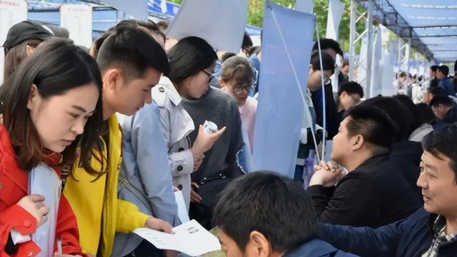 秋招|“秋招”来咯！简历会写吗？陷阱会躲吗？这几点大学生一定要拿捏