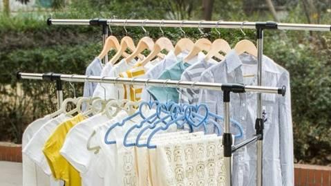 难怪老婆衣架全扔了，如今衣服流行这样挂，实用不占地，真先进！