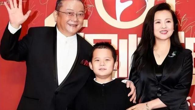 王刚 王刚一家罕合体，小20岁娇妻温柔似水，11岁儿子脸型像爸气质像妈