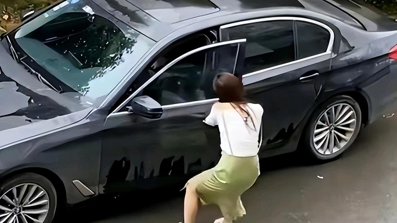 案例：浙江女子找闺蜜，在楼下发现出差丈夫的汽车，对方沉默离开