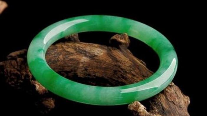 翡翠手镯|雍容华贵的翡翠手镯，原来好处这么多，你都了解过吗？