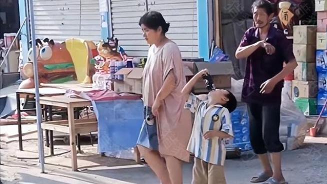 20岁女子嫁给6旬老汉，二人带娃逛街，却引起非议：看上他啥了？