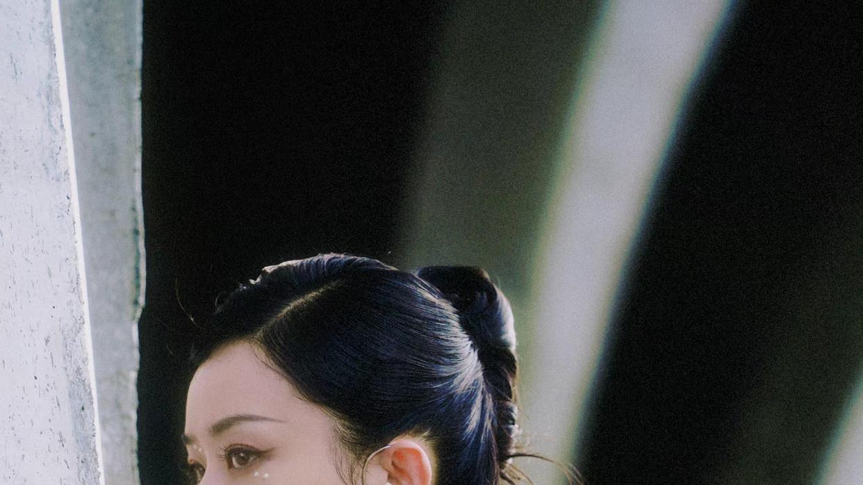 赵丽颖|赵丽颖与凤行红衣战损妆路透来了，手拿棒棒糖吃，这反差感绝了