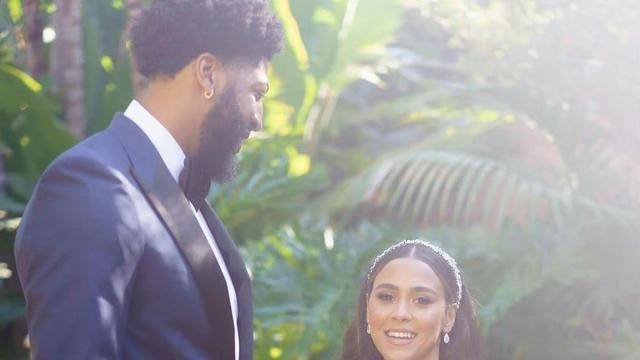 杨戬|美女和巨兽！2米08浓眉搂1米65白人娇妻庆祝，结婚1周年儿女双全