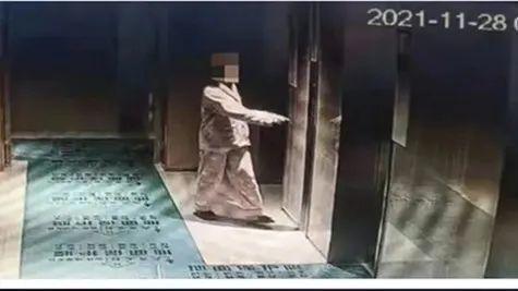 被小区物业监控一年多后，他们选择了报警