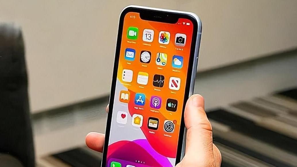 iphone11|iPhone 11销量霸榜七天，大黑边+大刘海，在2022年还值得购买吗？