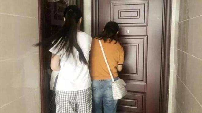 购房置业|两梯四户的房型入户门相碰，两家不能同时开门，住得属实憋屈！