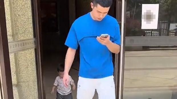 浙江一男子出门只顾往前走，儿子光脚被路面烫哭：这届家长真难带