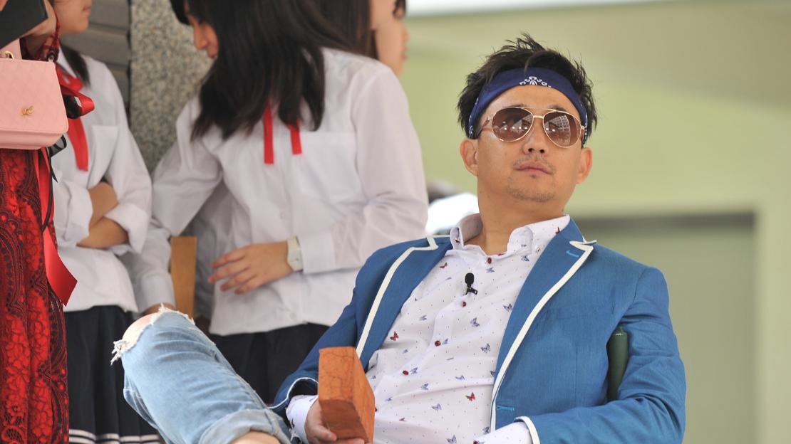 平安|与各界大咖称兄道弟，又和流量后辈结为师徒，黄磊的人脉有多广？