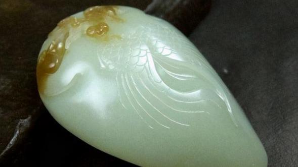 |被称为无价之宝的和田玉，佩戴的时间久了，上面为何有发黄迹象？