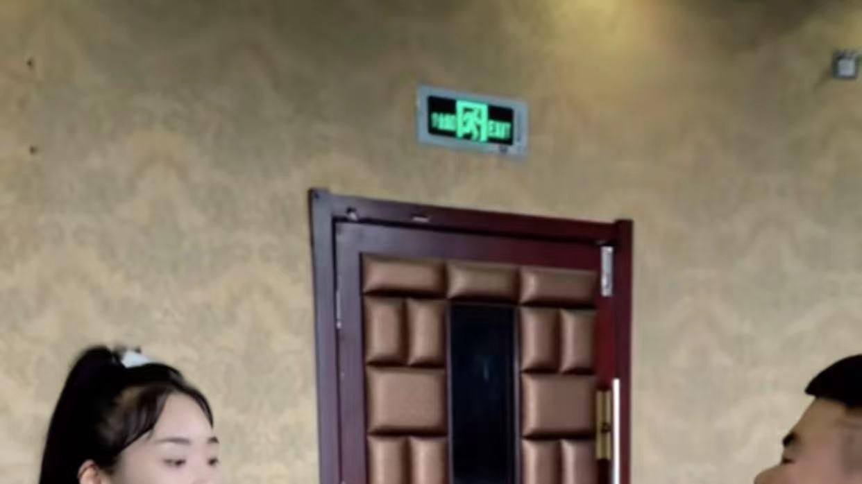 小三|30岁知名网红疑出轨！网传抓奸画面曝光，小三身穿睡衣躲避拍摄