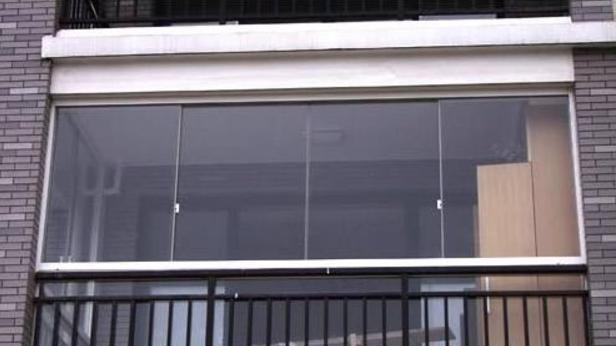 聪明人阳台都不装塑钢窗了，装这个全小区都羡慕，独特又美观！