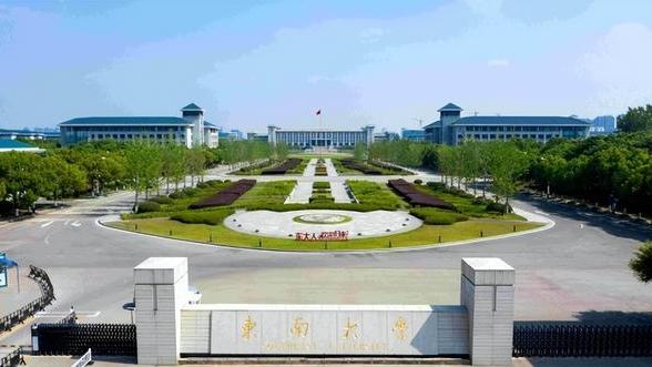 东南大学|东南大学的1位新生开学，家长穿搭随意走红了，适度打扮不是坏事