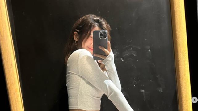 梧桐妹|贾静雯女儿长大了！17岁梧桐妹穿辣妹装渔网袜，妆发精致显成熟