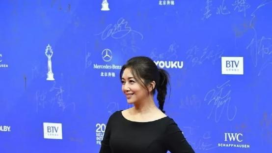 江珊|蒋雯丽和江珊合影，“女总裁”和“小媳妇”的差距一目了然