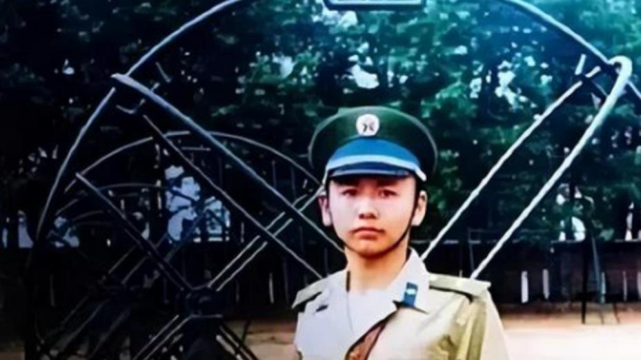 飞行员|王伟的遗孀阮国琴近况如何？上校军衔至今未嫁，仍相信丈夫会回来
