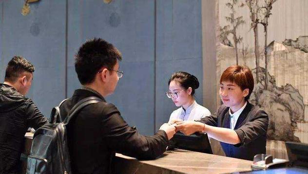 “非夫妻”异性入住酒店，若只登记1人身份信息，被查到咋处理？