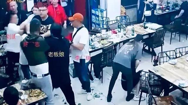 打人事件主犯妻子痛哭：求放过孩子！网友：你丈夫打人家女儿老狠了