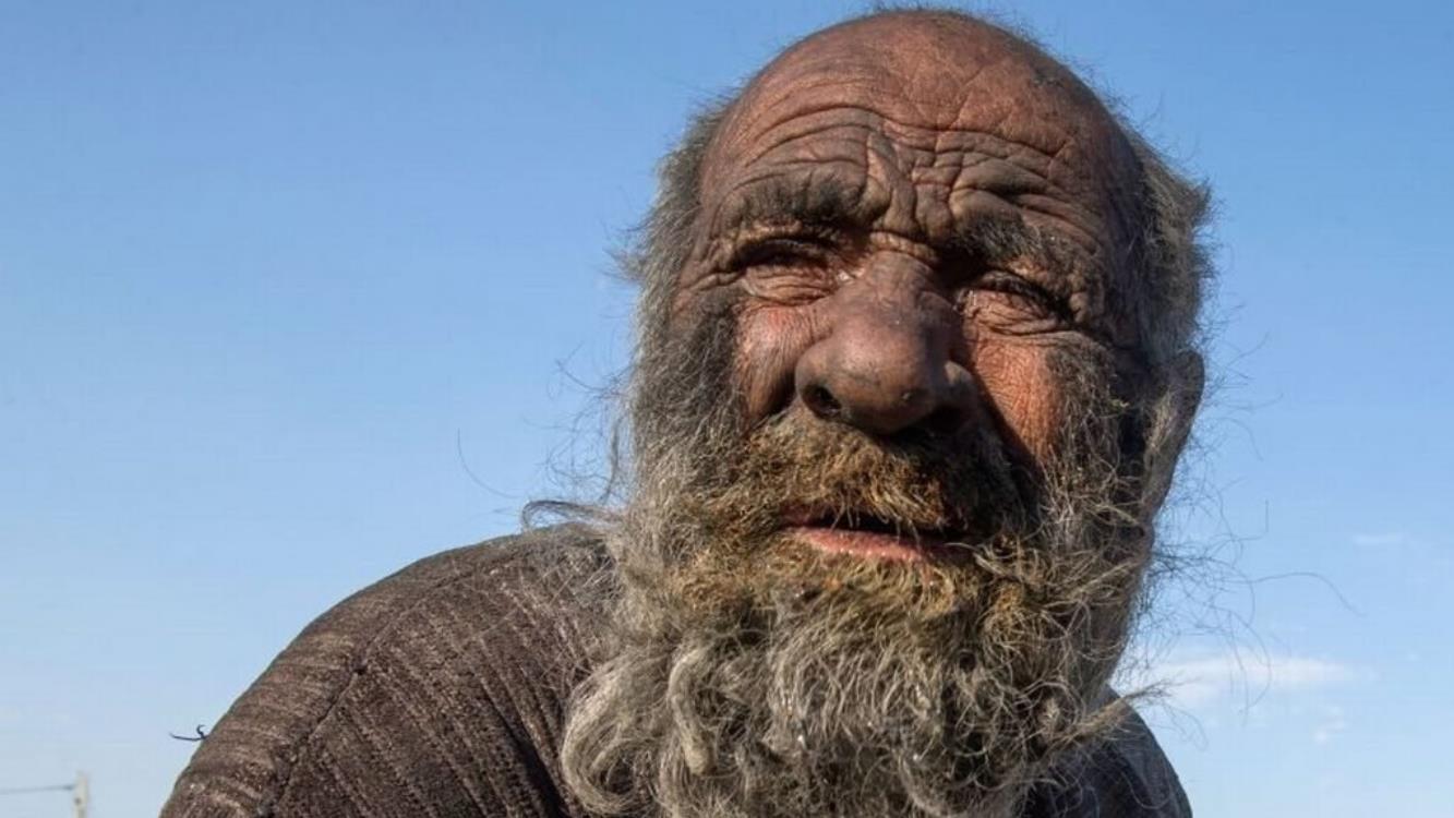 坚持60多年不洗澡，全世界最脏的老人，不料被人相劝洗澡后去世了