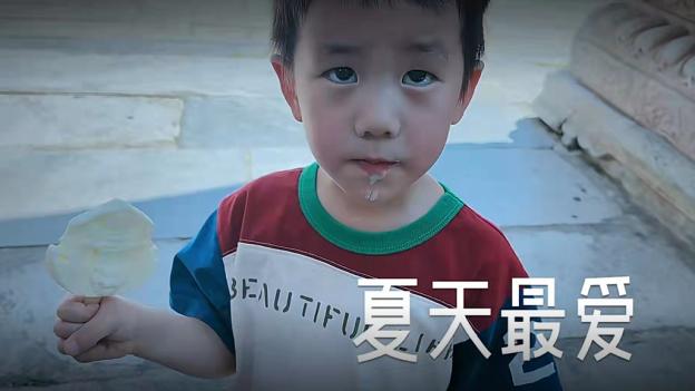 黄磊|黄磊罕晒与儿女合照，孙莉视角下一手牵一娃，三胎儿子暴风长大