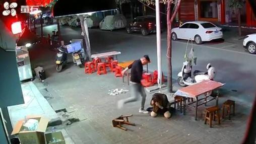 湖南永州一女子凌晨夜宵店被一男子殴打，警方介入调查